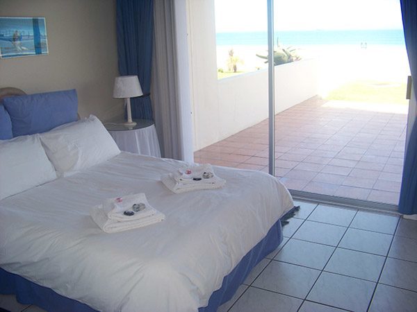 One Bedroom apartment with a beautiful ocean view and large bed.